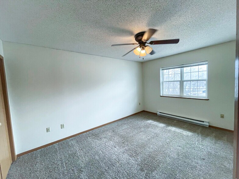 Building Photo - 627 Maple St