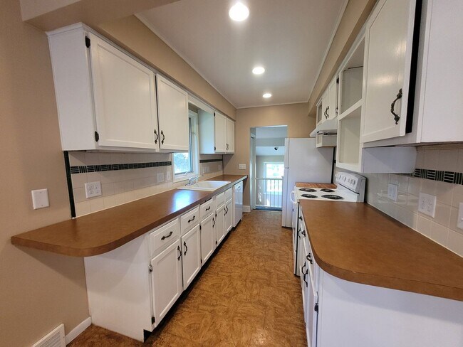 Building Photo - Beautiful home with attached garage and great yard!