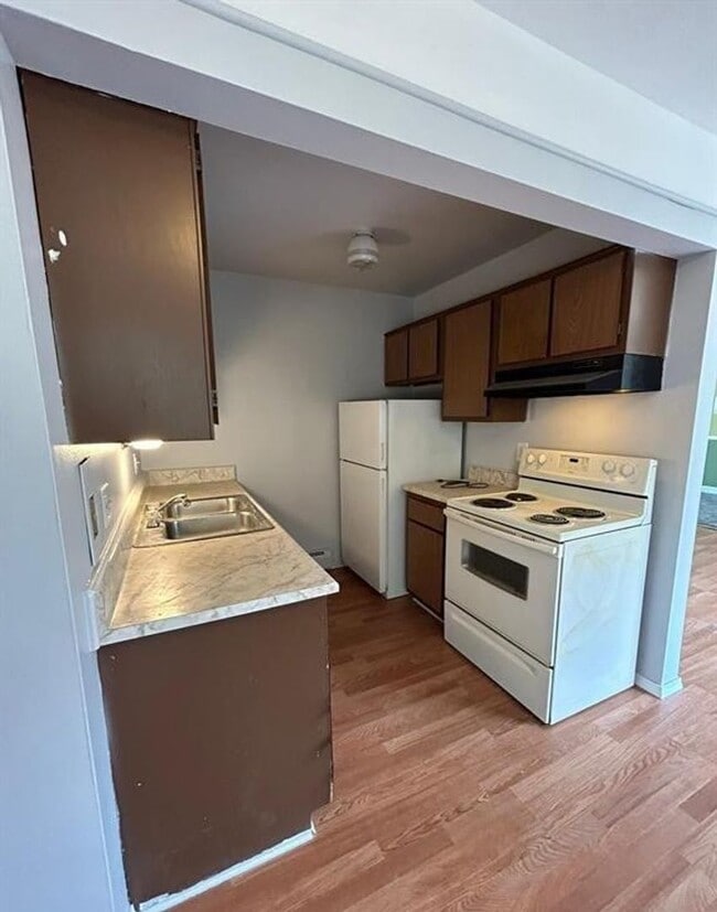 Building Photo - 16480 E 9 Mile Rd