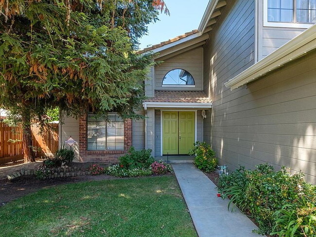 Building Photo - Spacious 4-Bed, 2-Bath Home with 2,034 Sq Ft of Comfort!"