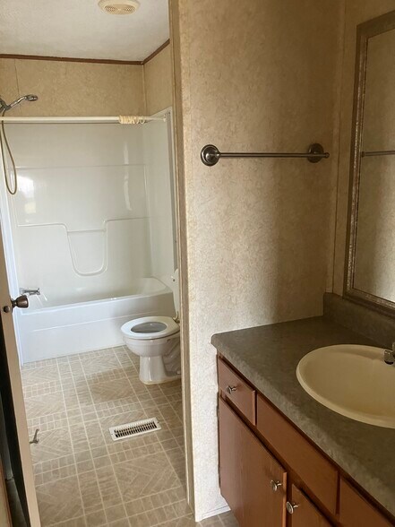 Building Photo - 440 Wade Rd