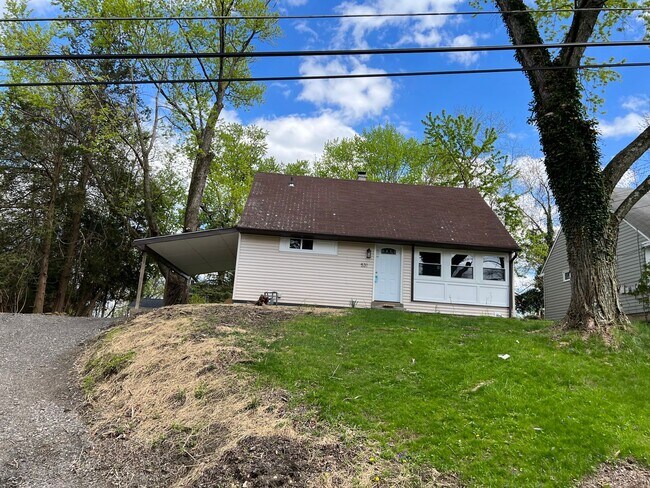 Building Photo - 4 Bed/1 Bath Home in Penn Hills-Completely...