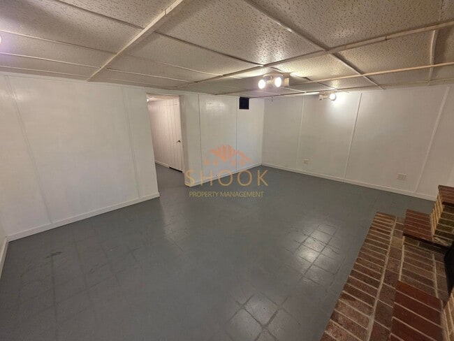 Building Photo - Cozy 3 BR Home Close to Campus and the Res...