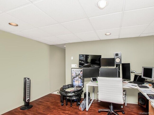 Building Photo - 8 Davids Ln