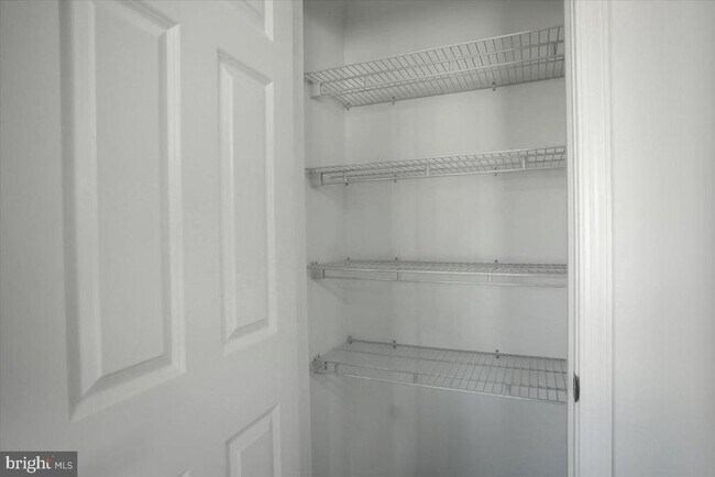 Building Photo - 301 Grandview Ave