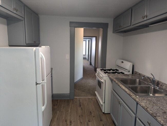 Building Photo - Newly Remodeled 2nd floor Apartment with v...