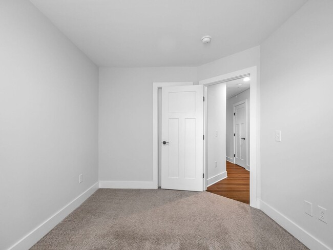 Building Photo - 3 Bed, 2.5 Bath - Lucky Penny End Unit