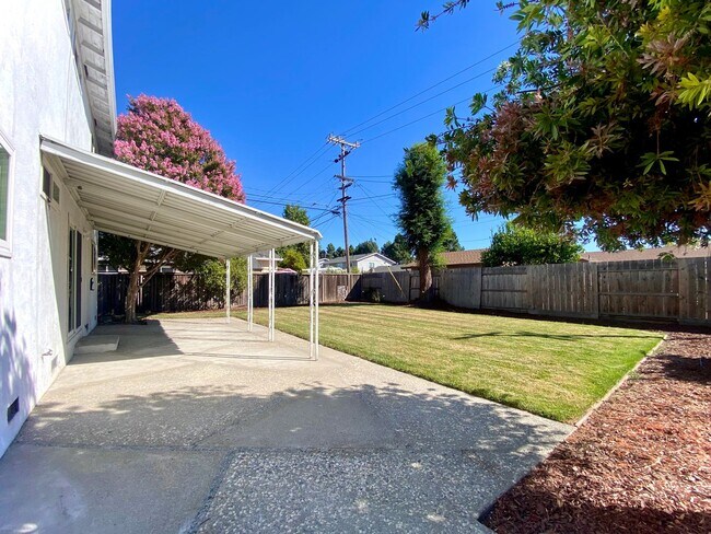 Building Photo - Gorgeous 5-bedroom home located in Fremont! – Huge Backyard!