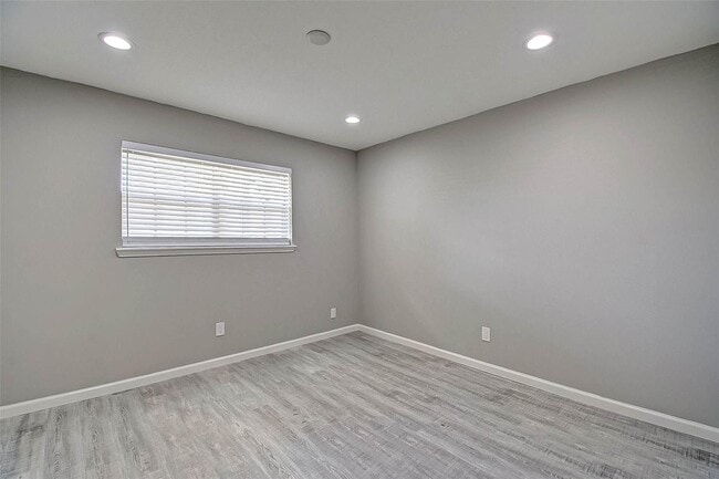 Building Photo - 1104 W Tri Oaks Ln