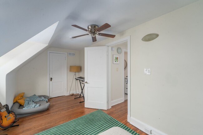 Building Photo - Oakenshawe 5-Bedroom, 2-Bathroom Home Close to Johns Hopkins