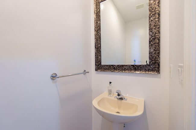 Building Photo - 213 River Bluff Ln