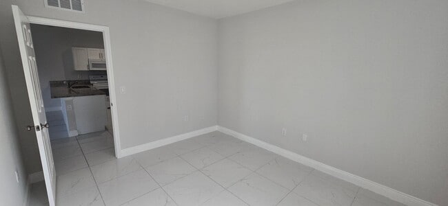 Building Photo - Newer Three Bedroom, 2 Bath, 1 Car garage-...