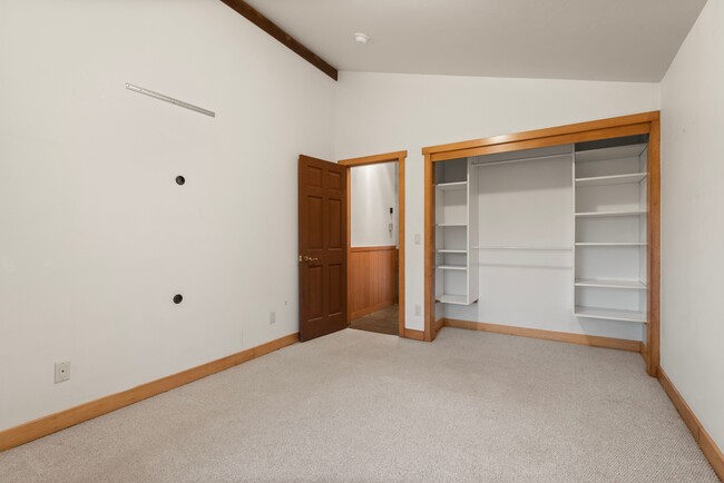 Building Photo - 2800 Cedar Dr