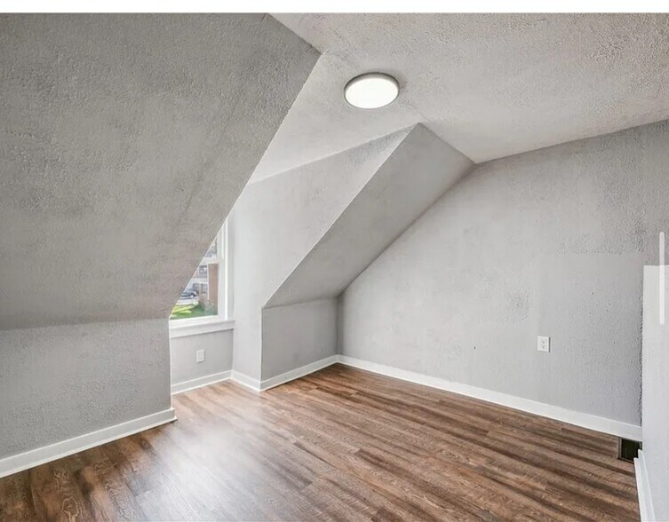 Building Photo - 815 Monongahela Ave