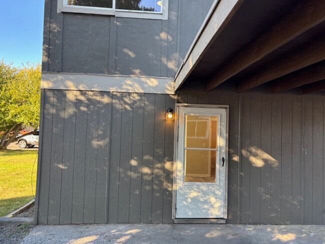 Building Photo - 62970 Florence Dr