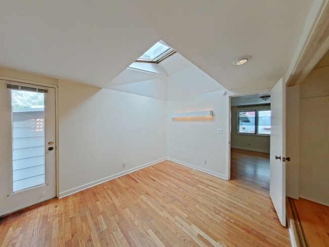 Building Photo - 1825 University St