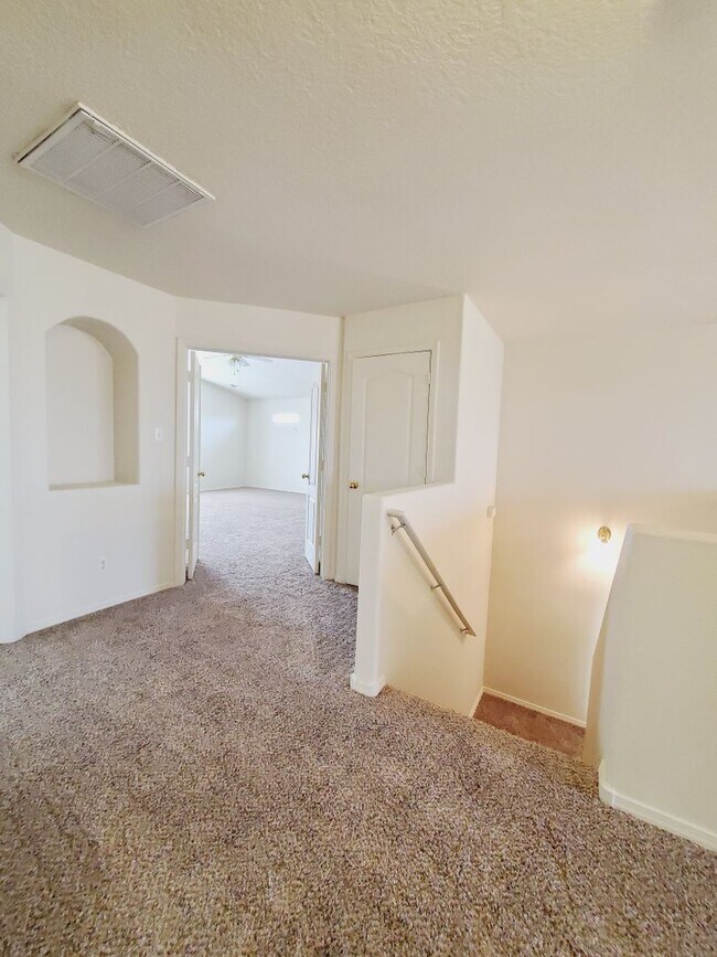 Building Photo - 3 Bedroom 2.5 Bathroom