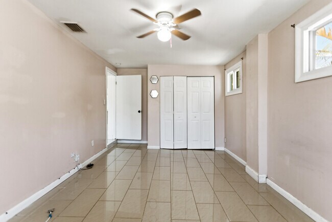 Building Photo - 2748 SW 46th Ct