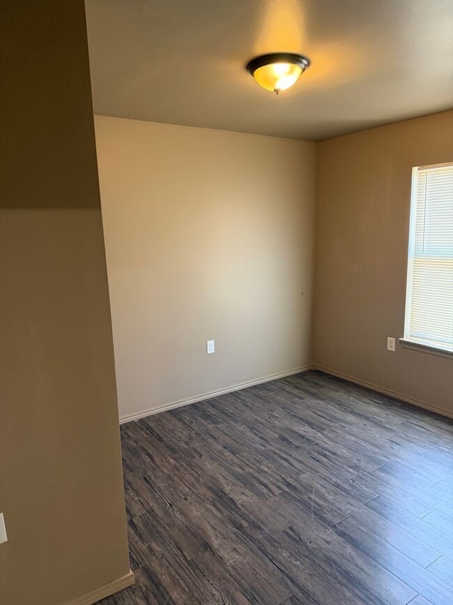 Building Photo - 2809 E 2nd St