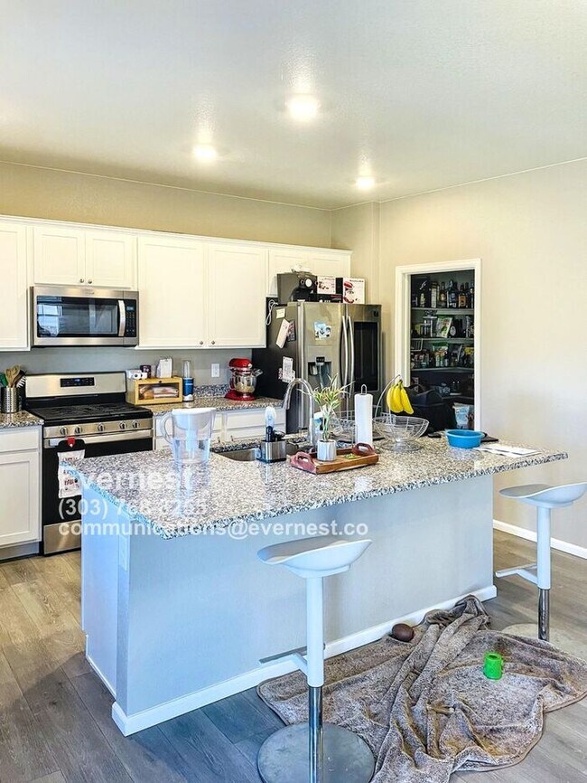 Building Photo - Spacious 4-Bedroom Home with Modern Comfor...