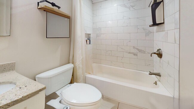 Building Photo - 215 Bolton St