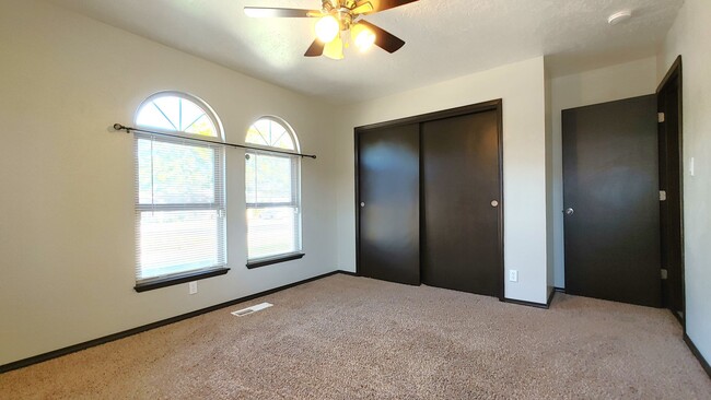 Building Photo - Large 4 Bedroom 2 Bathroom Home In NW Abq!