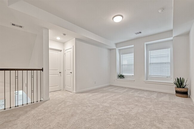 Building Photo - 323 Highland Bayou Dr
