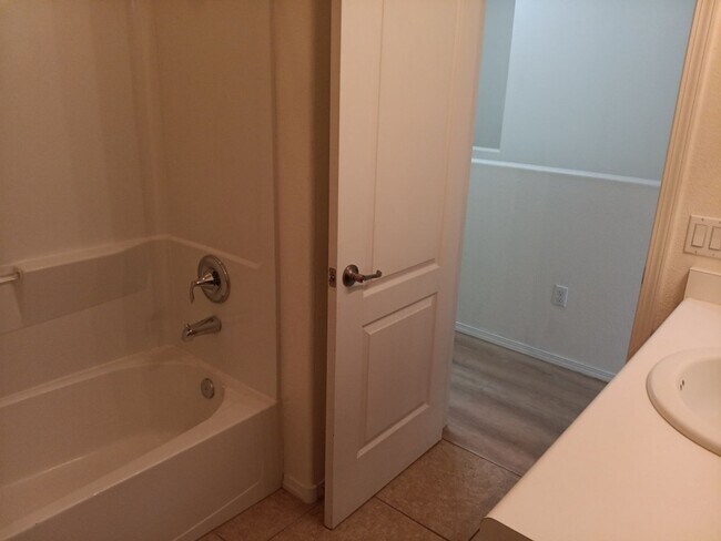 Building Photo - Beautiful 3 bedroom 3 bathroom home! Showi...