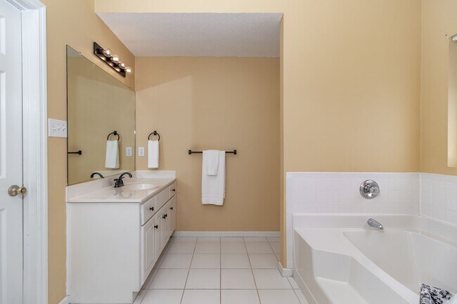 Building Photo - Beautiful 4 Bedroom, 2 Bath home with Large Yard