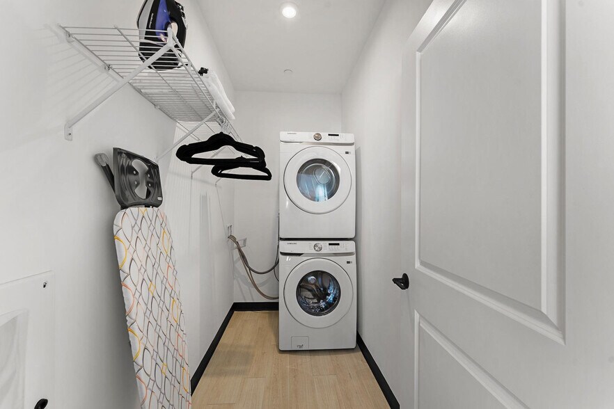 Building Photo - 600 Broadway-SI ID1240271P