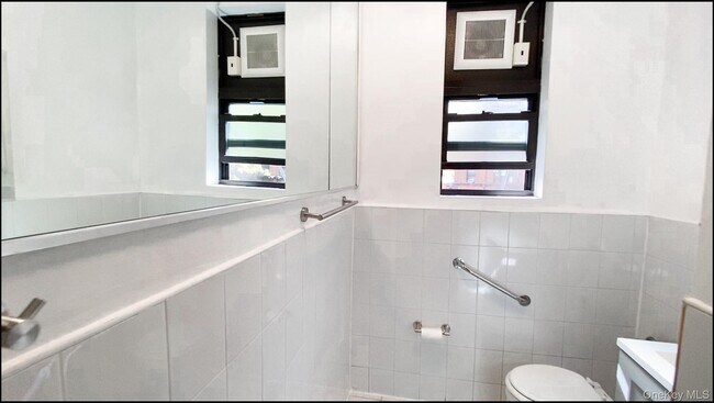 Building Photo - 42-33 Kissena Blvd