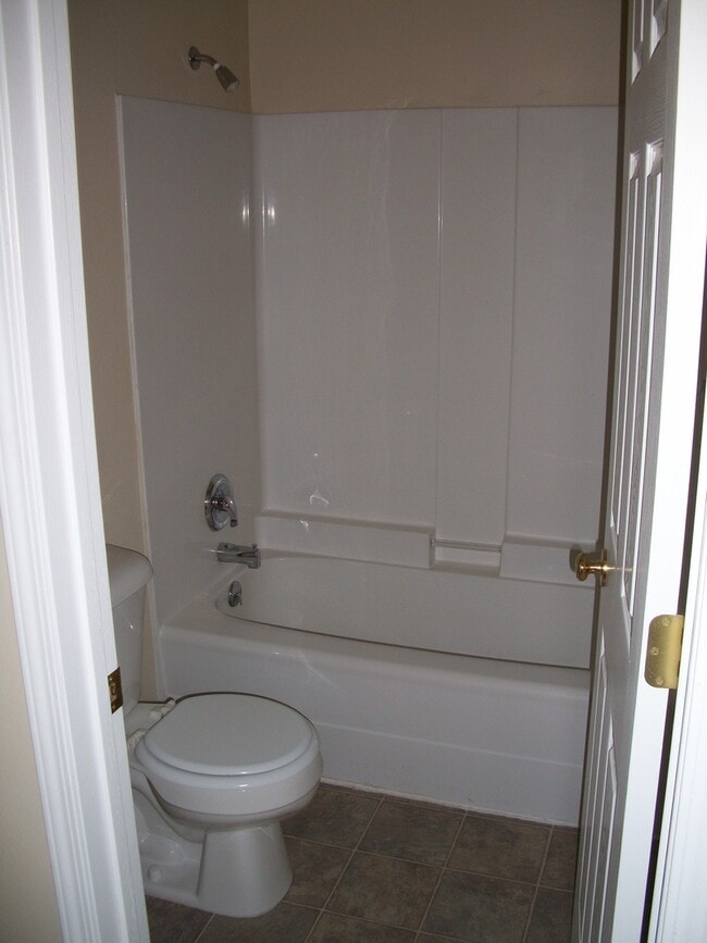 Building Photo - 2 Bedroom 1 1/2 Bathroom - Close to Campus...
