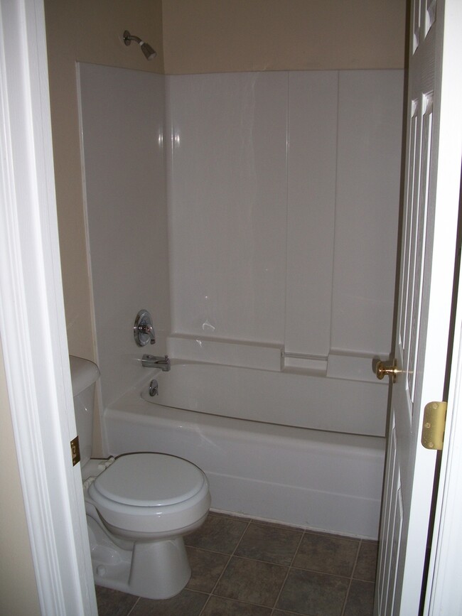 Building Photo - 2 Bedroom 1.5 Bathroom Townhouse
