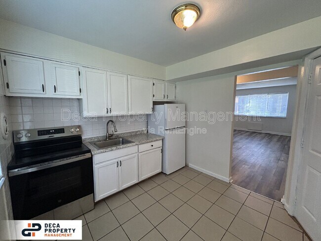 Building Photo - 9910 Broadmoor Dr