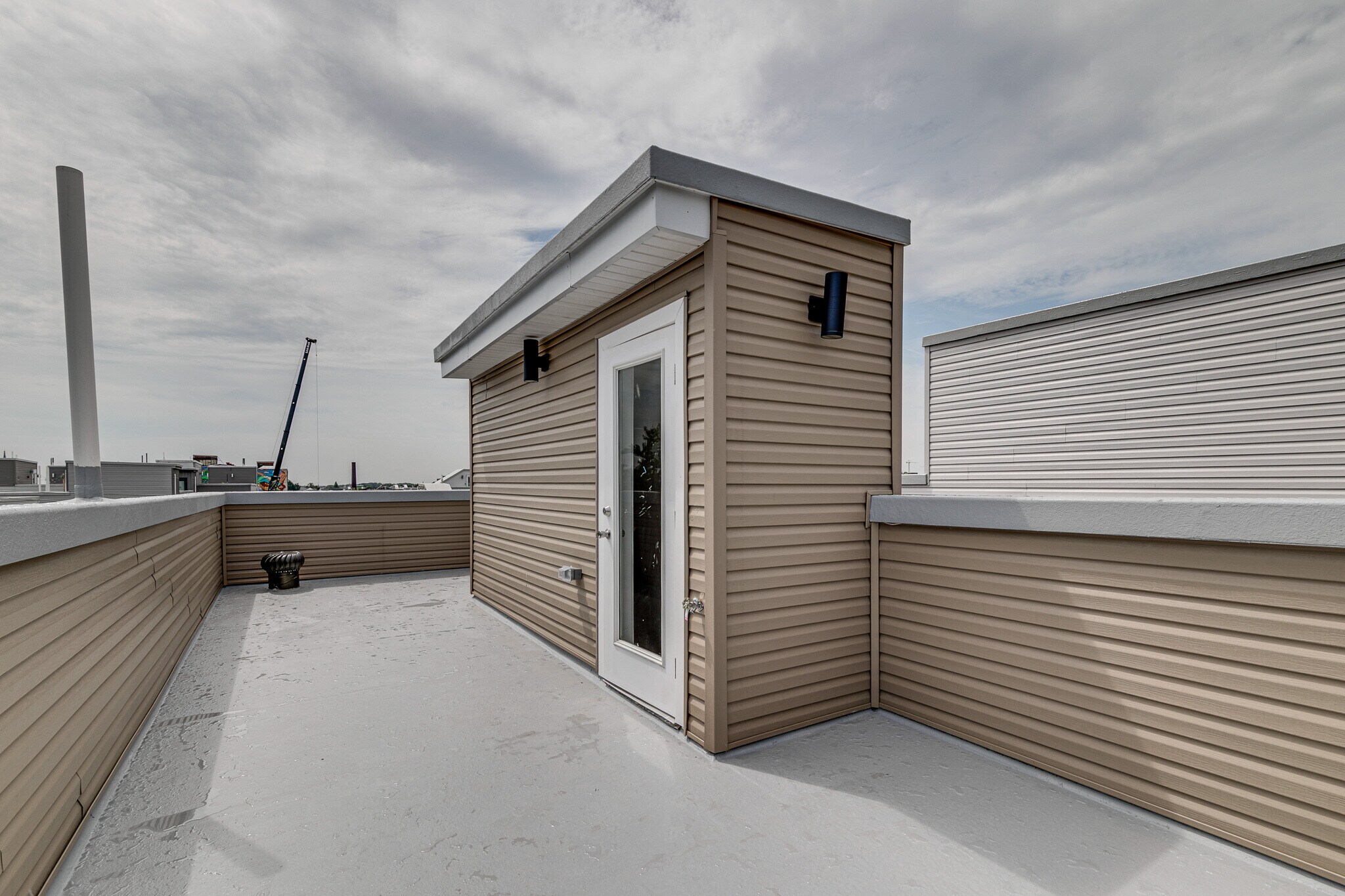 Rooftop deck - 2432 Jasper St