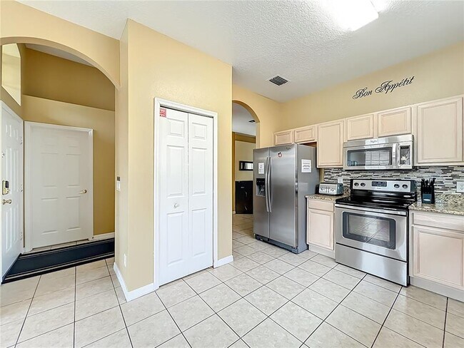 Building Photo - 520 Orista Dr