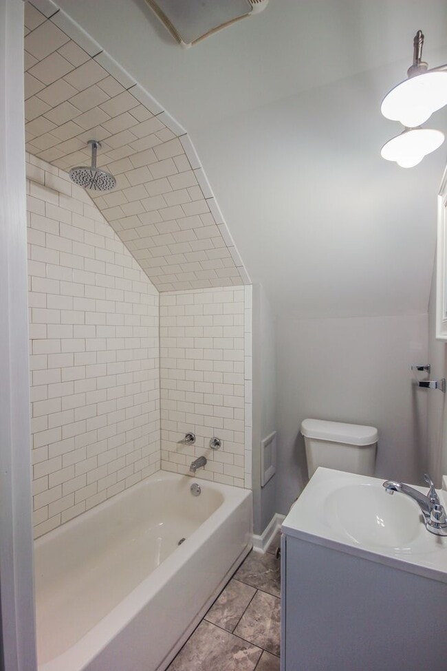 Building Photo - 2 Bedroom in the Heart of Highland Park! Parking included!