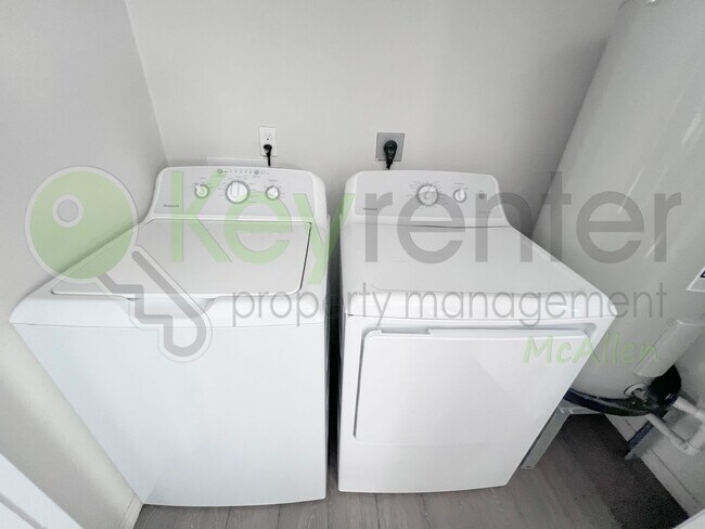 Building Photo - 3B/2B Gated Community, Pet friendly- Edinb...
