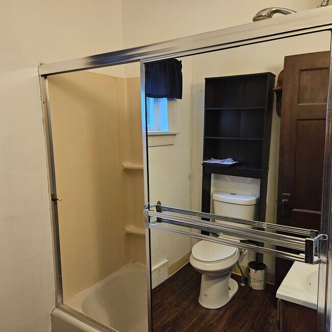 Building Photo - 118.5 W Walnut St