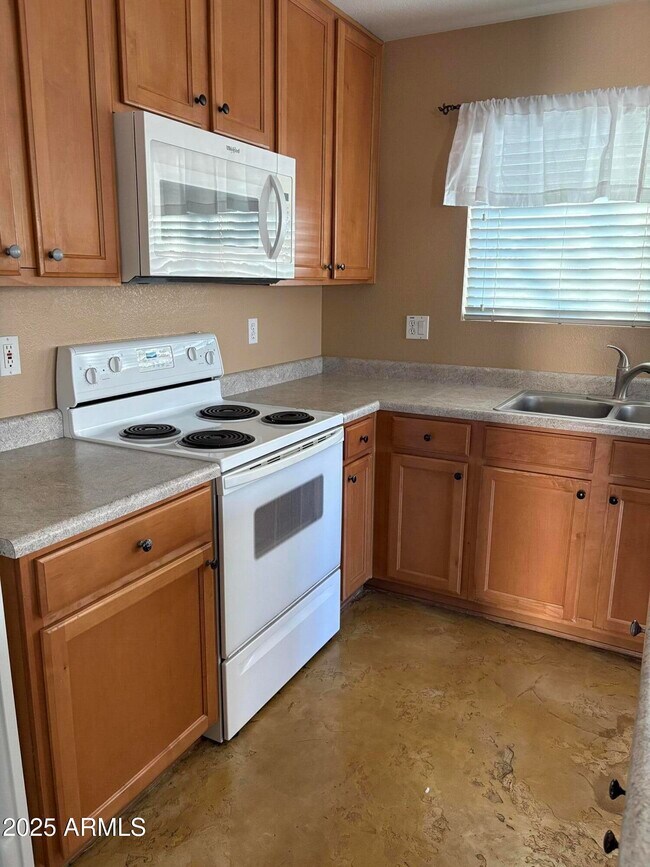 Building Photo - 2401 E Peach Tree Dr