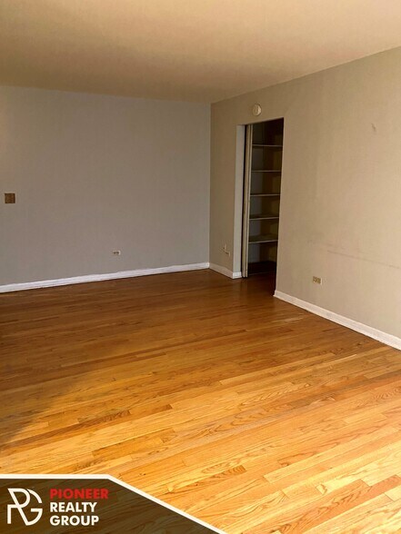 Building Photo - 502 W Briar Pl