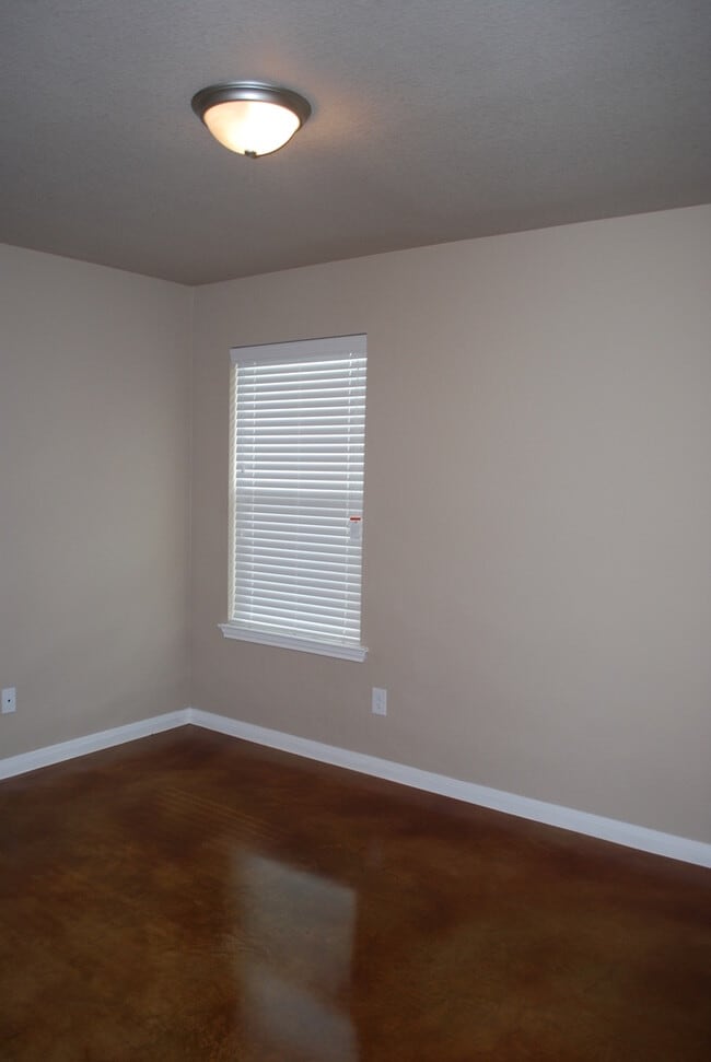 Building Photo - 1512 Dakota Ter