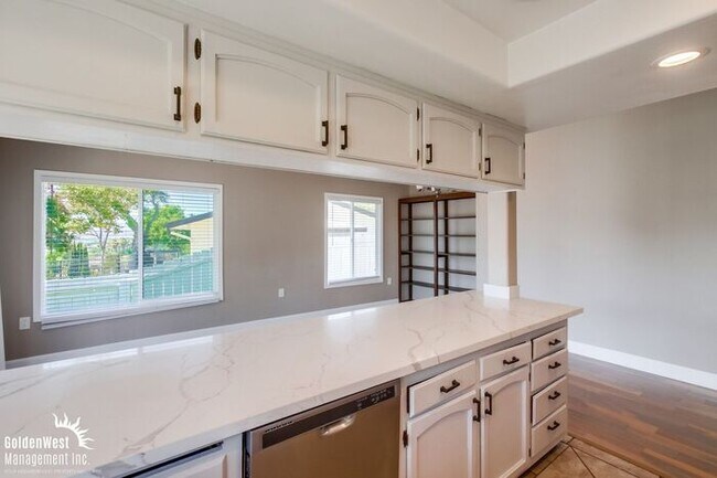 Building Photo - Updated 4Bdm 3Ba Home with Spectacular Vie...