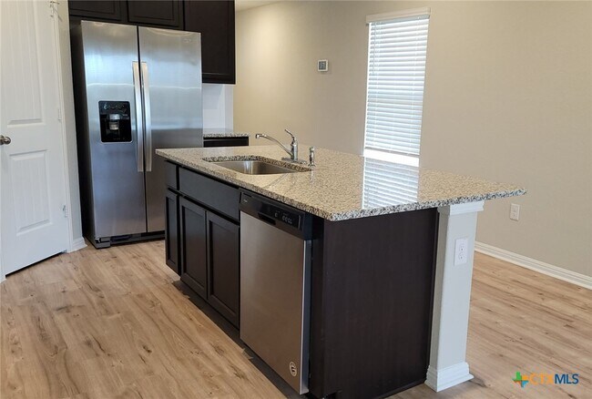 Building Photo - 417 Shiner Ln