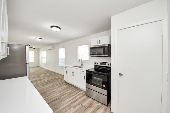 Building Photo - 406 73rd St