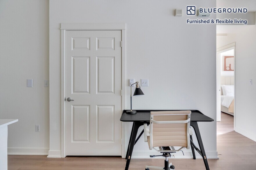 Building Photo - 11000 NE 10th St