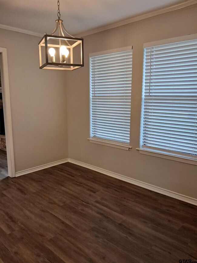 Building Photo - 704 Becky Dr