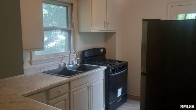 Building Photo - 735 20th Ave