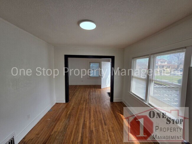 Building Photo - Beautiful 4 Bedroom 2 Bathroom in Kansas City!