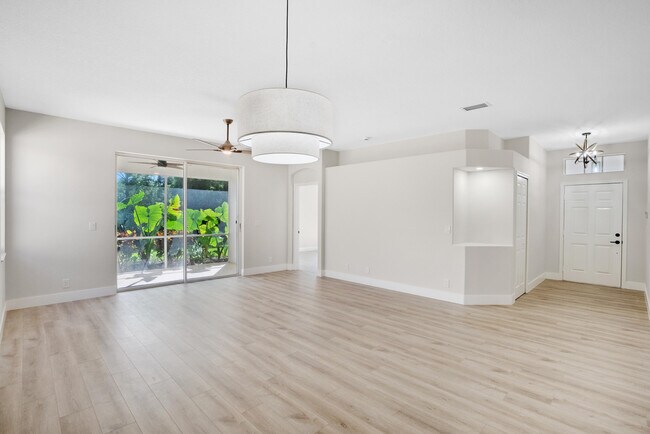 Building Photo - 3665 NW Deer Oak Dr